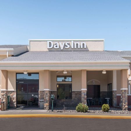 Days Inn By Wyndham Minot Bagian luar foto