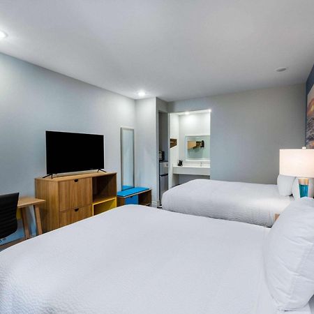 Days Inn By Wyndham Minot Bagian luar foto