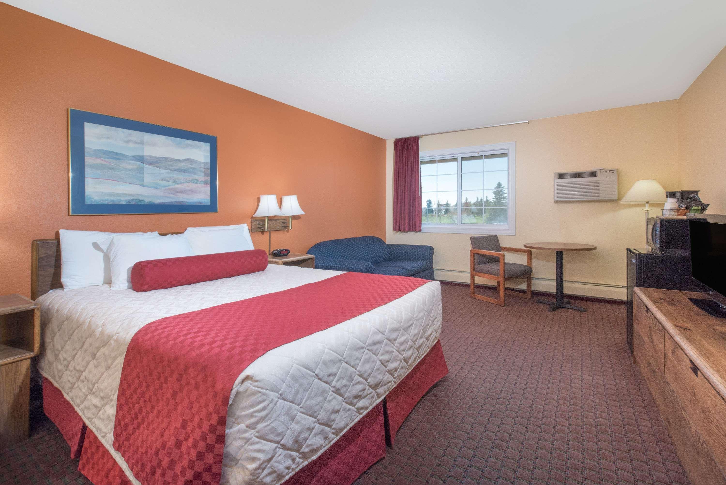 Days Inn By Wyndham Minot Bagian luar foto