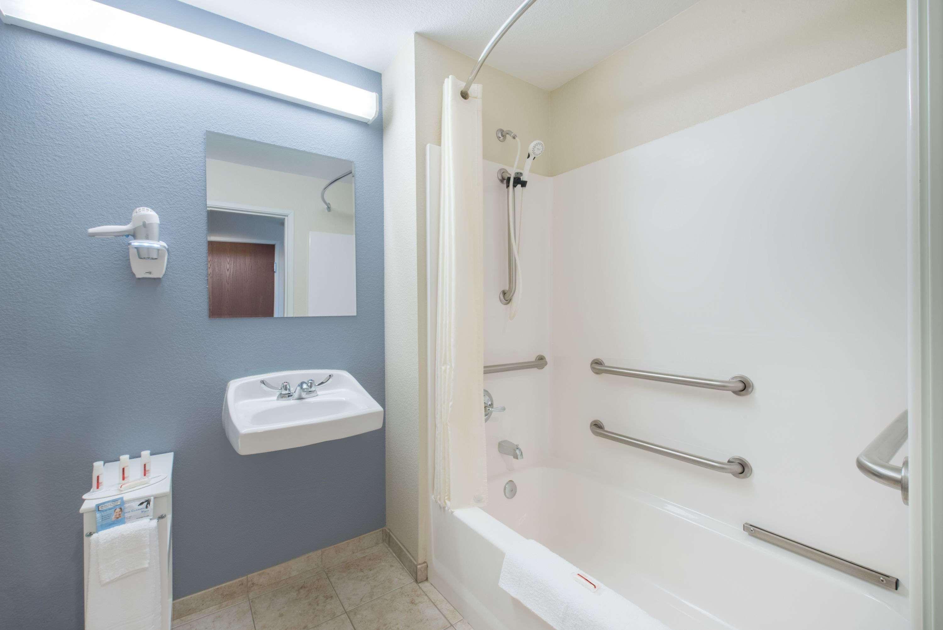 Days Inn By Wyndham Minot Bagian luar foto