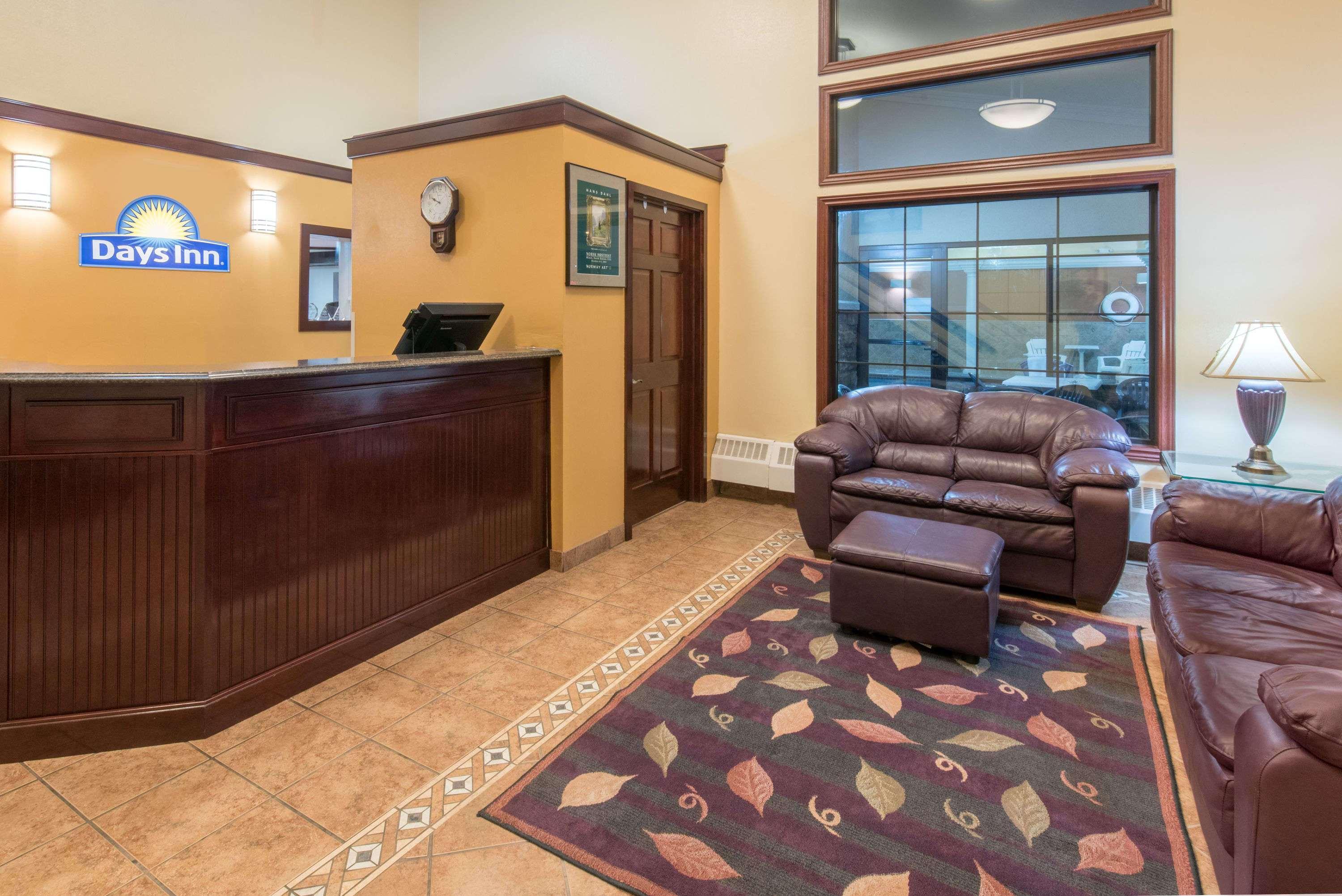 Days Inn By Wyndham Minot Bagian luar foto