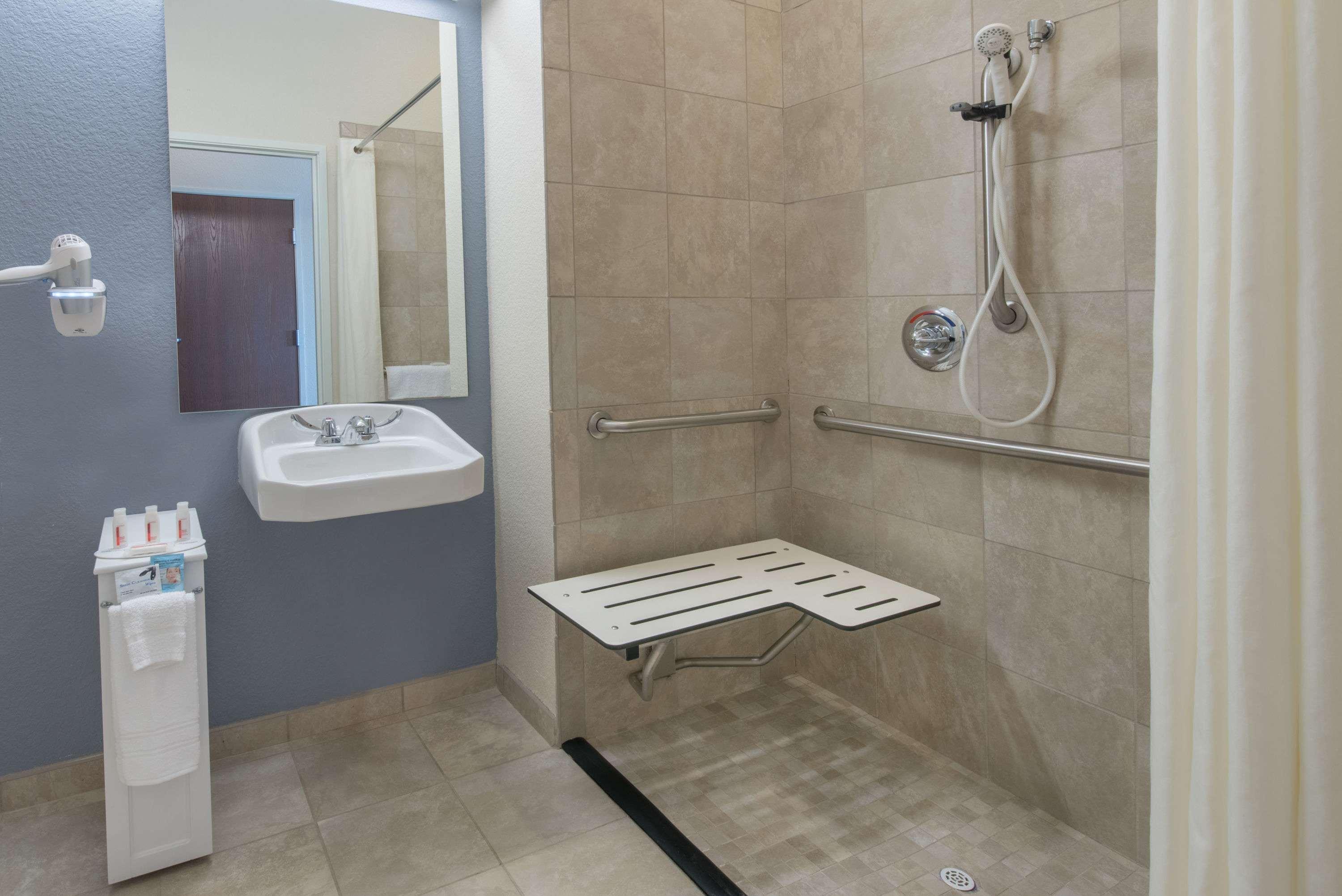 Days Inn By Wyndham Minot Bagian luar foto