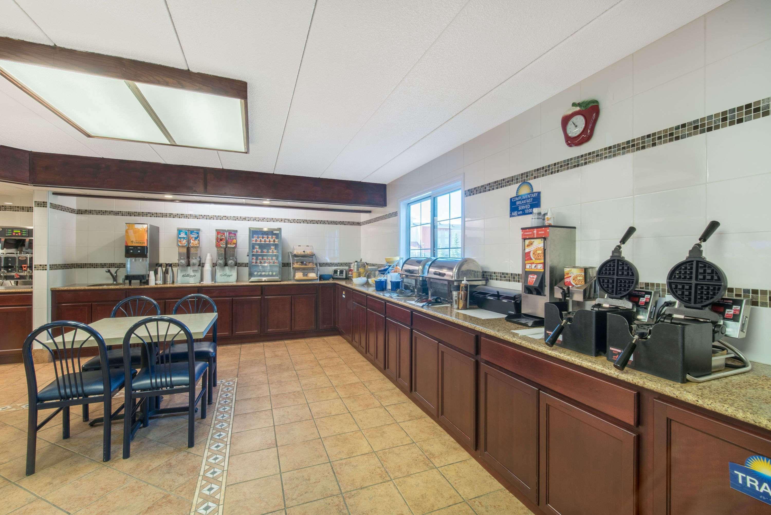 Days Inn By Wyndham Minot Bagian luar foto
