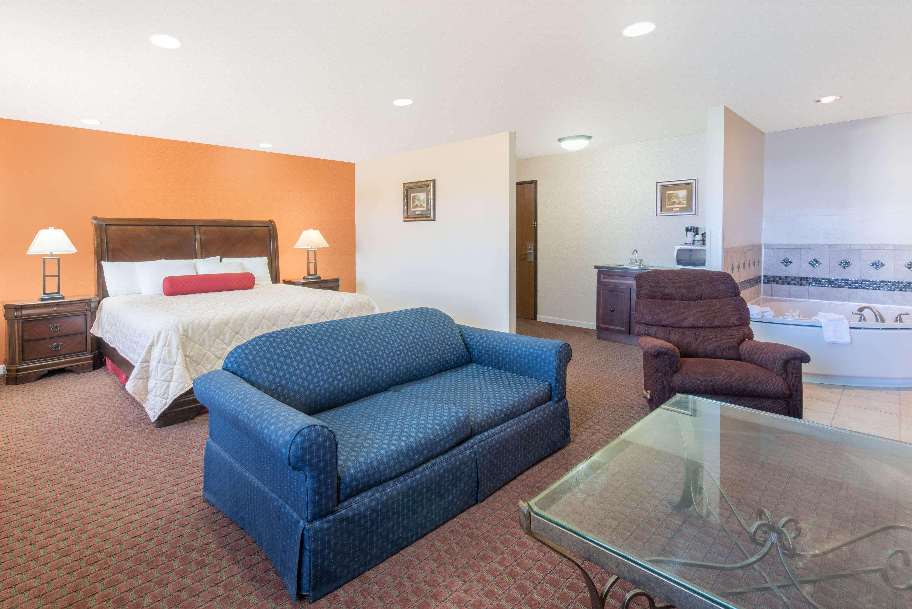 Days Inn By Wyndham Minot Bagian luar foto