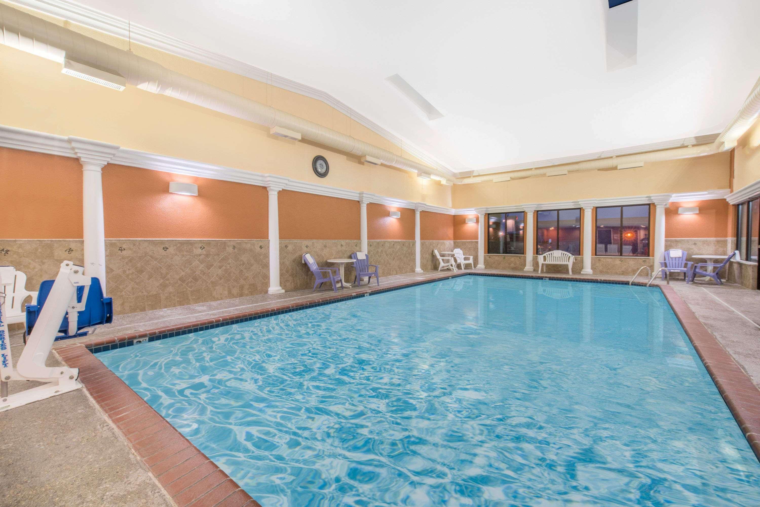 Days Inn By Wyndham Minot Bagian luar foto