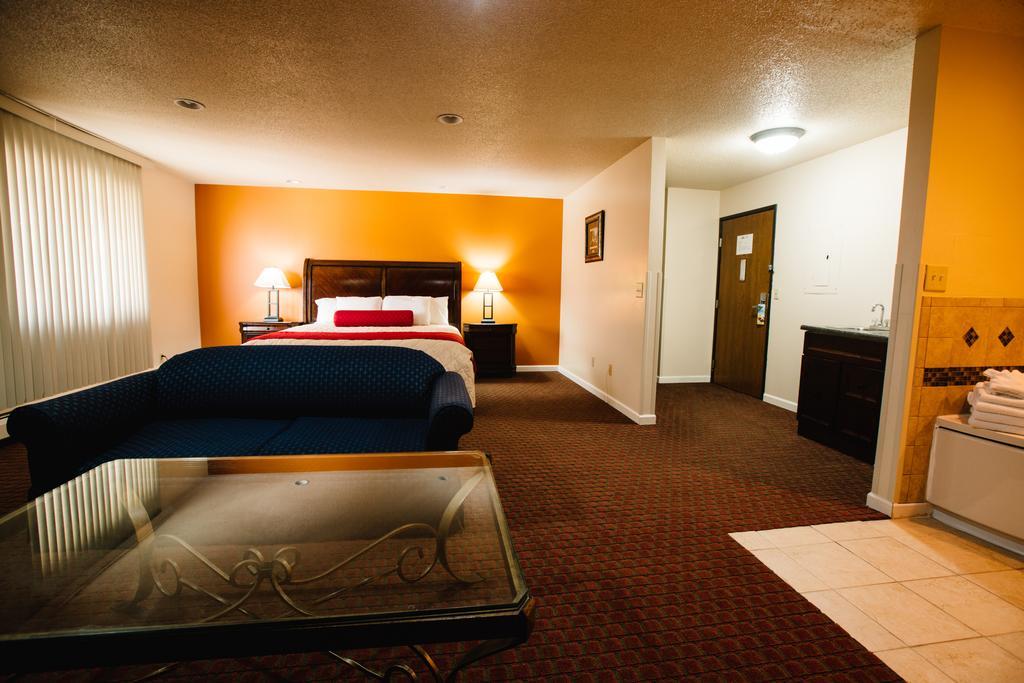 Days Inn By Wyndham Minot Bagian luar foto