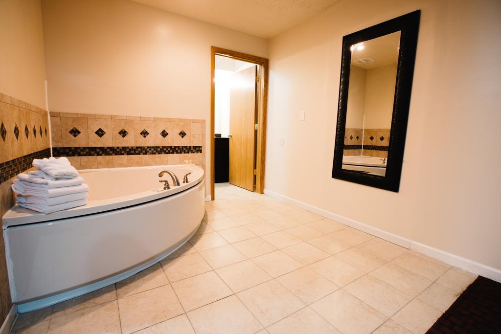 Days Inn By Wyndham Minot Bagian luar foto