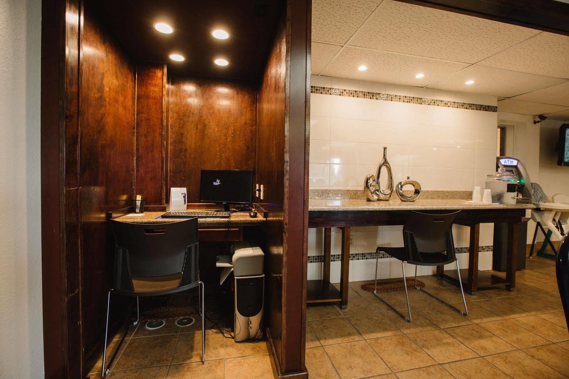Days Inn By Wyndham Minot Bagian luar foto