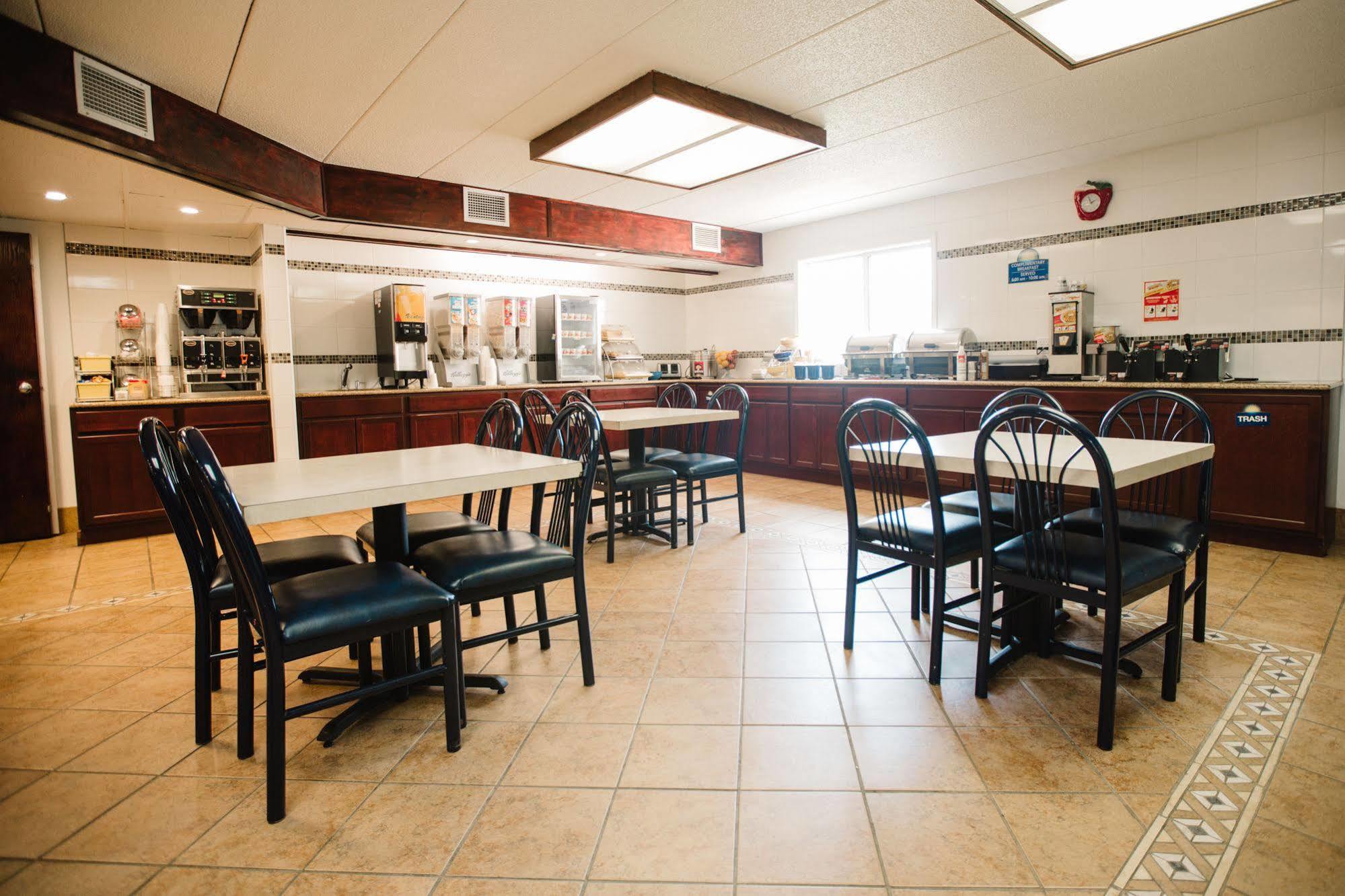 Days Inn By Wyndham Minot Bagian luar foto
