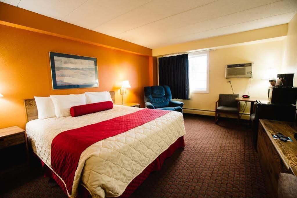 Days Inn By Wyndham Minot Bagian luar foto